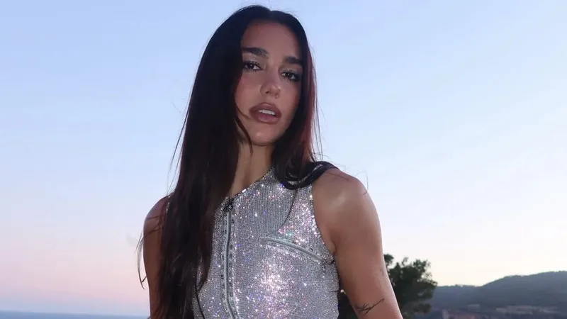Dua Lipa recupera un 'look' de Kate Moss para su despedida de soltera
