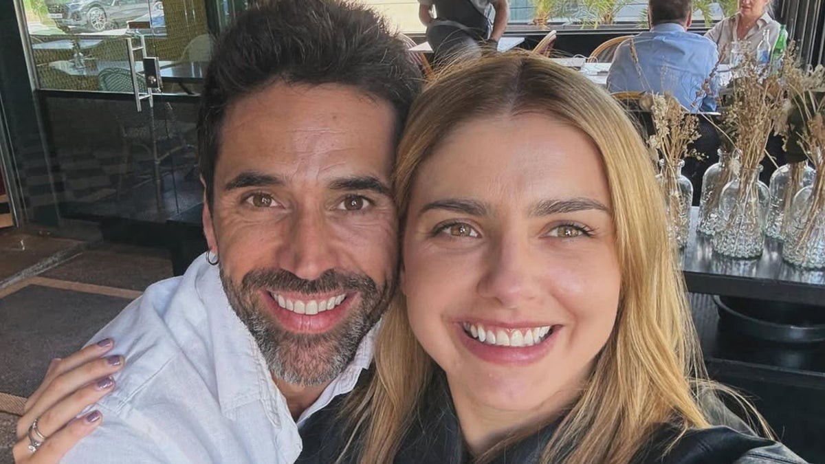 Matías Novoa, el más feliz de regreso a casa junto a Michelle Renaud y sus hijos