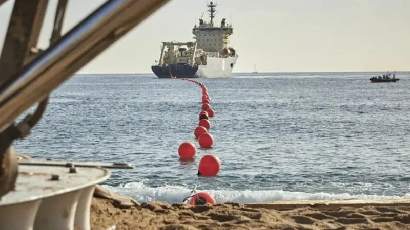 Australia creó una zona especial para proteger sus cables submarinos. Dos fallaron casi a la vez mientras un barco cruzaba repetidamente por encima y ahora tendrán que sacarlos del mar para saber qué pasó