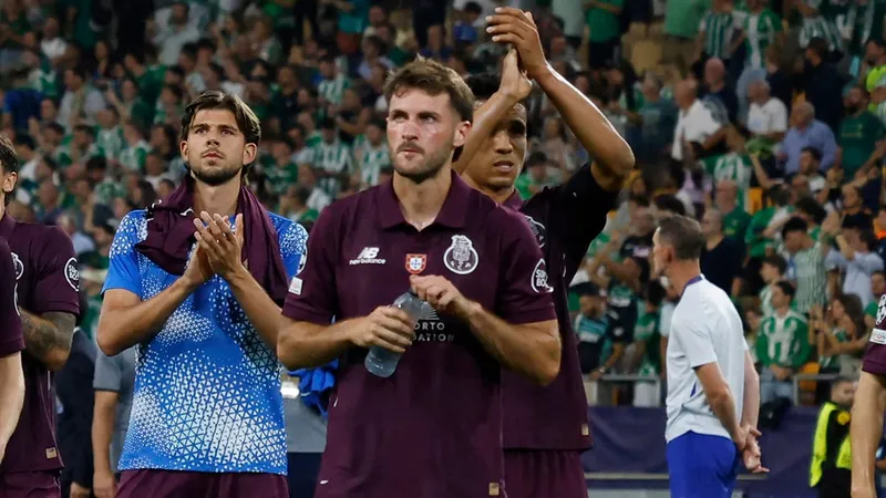 Santiago Giménez no pudo salvar al Porto y recibió su primera amarilla