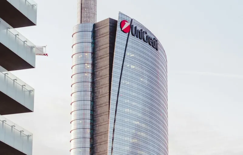 UniCredit eleva sus ingresos un 7% y mejora su previsión para 2026