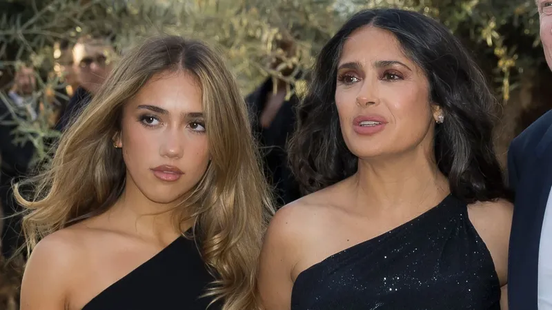 Salma Hayek se muestra como la mamá más cool con su hija Valentina Paloma en el show de Bad Bunny