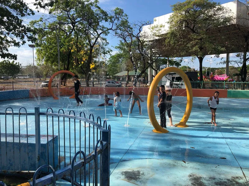 Managua: decenas de familias visitaron el parque Luis Alfonso