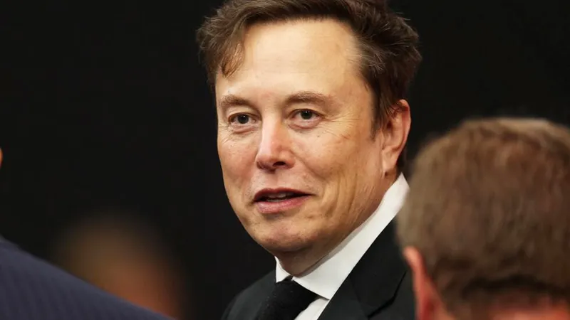 Elon Musk, CEO de Tesla, compara cargar un coche eléctrico con encontrar aparcamiento por este motivo