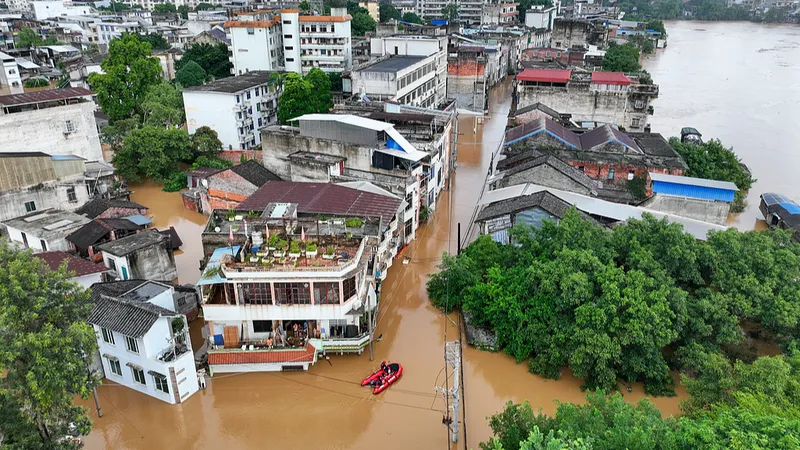 Esfuerzos de rescate continúan en medio de inundaciones en Guangxi, sur de China