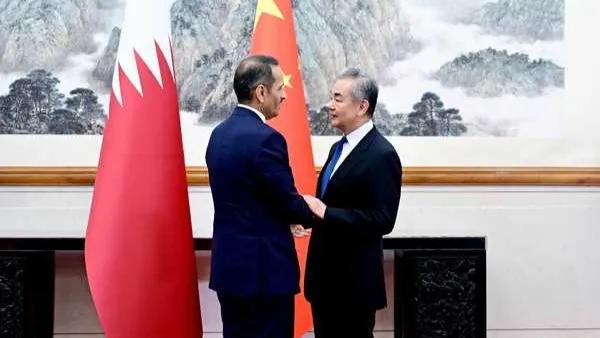 El canciller chino, Wang Yi, sostiene conversaciones en Beijing con el primer ministro de Catar