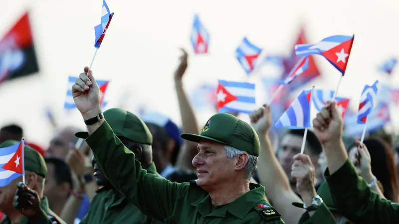 "Por Cuba y por Raúl": cubanos salen a las calles en respaldo a su expresidente | Videos
