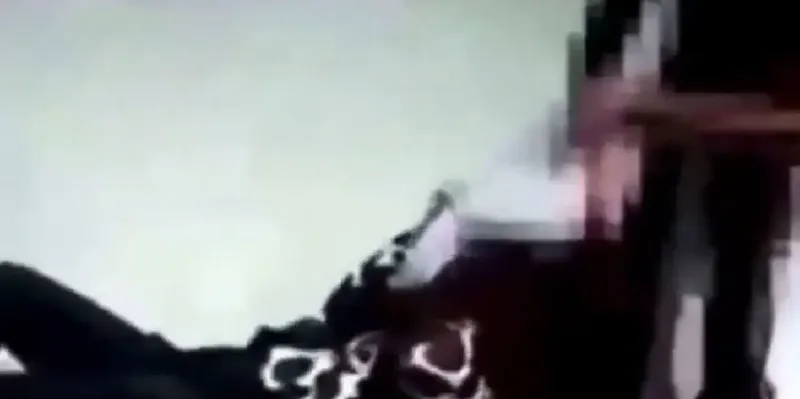 Le pidió guardar el celular y terminó golpeada por una estudiante en Argentina
