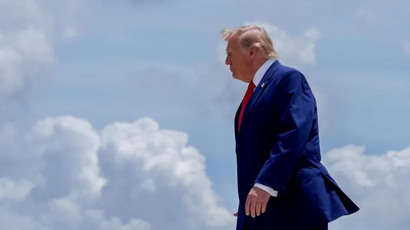 Trump cambia de avión en la cumbre de la OTAN por amenaza de atentado, informan medios