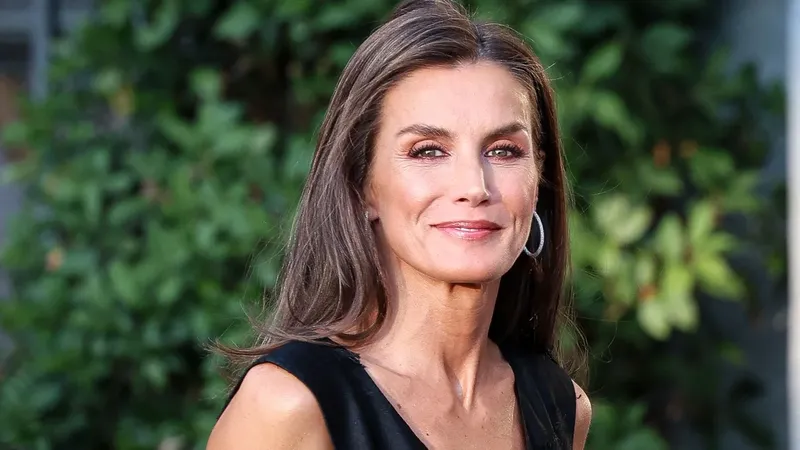 Cómo llevar estampados florales de manera sofisticada como la reina Letizia