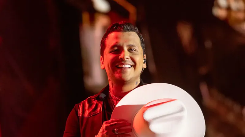 Christian Nodal y el beso que le dio a una adulta mayor