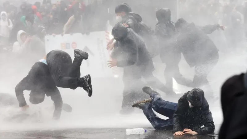 Policía usa cañones de agua y gases lacrimógenos en protestas de Bruselas