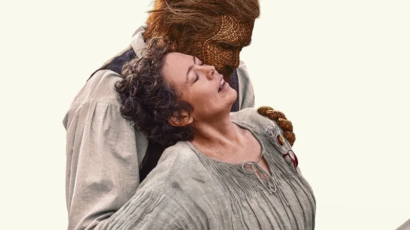 "Mi reacción inmediata fue de pánico y claustrofobia": Alexander Skarsgård se transforma en el hombre de mimbre perfecto para Olivia Colman