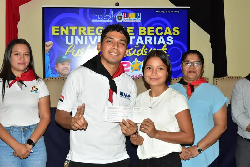 Universitarios de León reciben becas universitarias Pueblo Presidente
