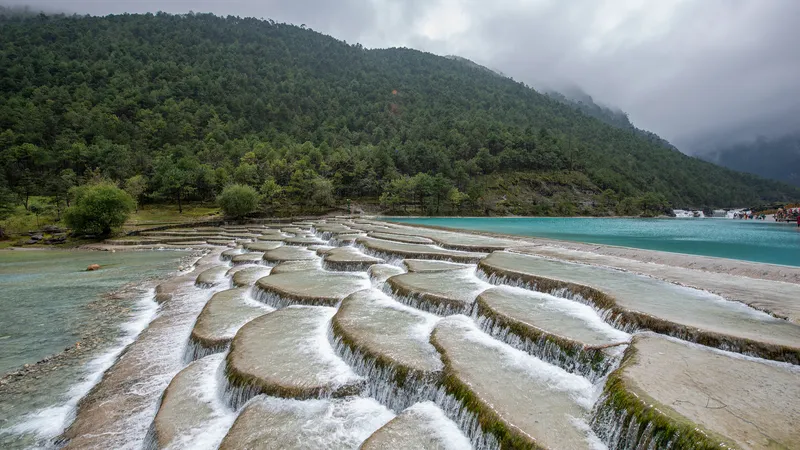 EN DIRECTO: Impresionantes cascadas a los pies de la montaña nevada de Yulong, en Yunnan