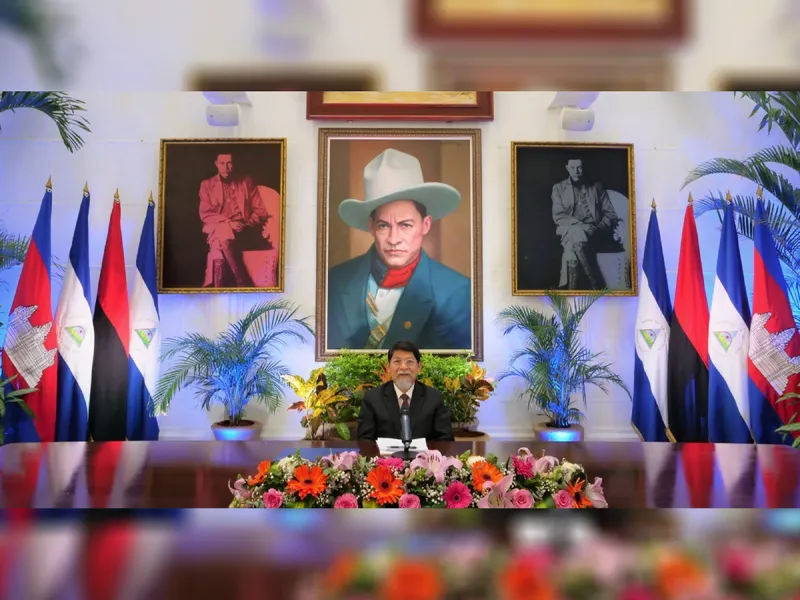 Embajador de Reino de Camboya en Copias de Estilo ante Pueblo Presidente