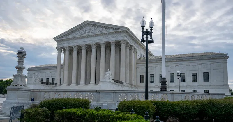 La Corte Suprema de EE.UU. permite reanudar las deportaciones de Trump a terceros países