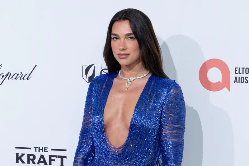 Dua Lipa inauguró su propia biblioteca con libros prohibidos