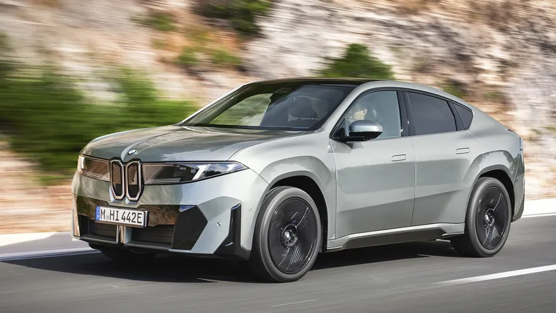 Tras 'reventar' el mercado con el i3 e iX3, BMW presenta el iX4 como un SUV coupé eléctrico de hasta 828 km de autonomía