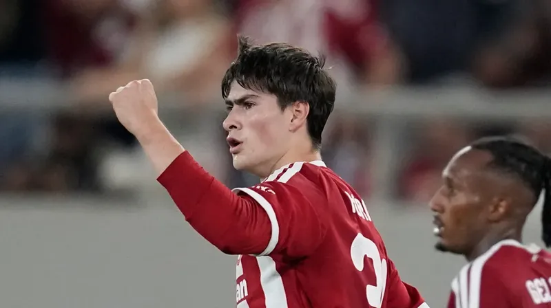 Armando Hormiga González roza el golazo en el triunfo del Olympiacos en la Europa League