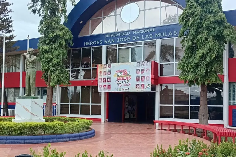 Madres universitarias celebran su día entre estudio y trabajo