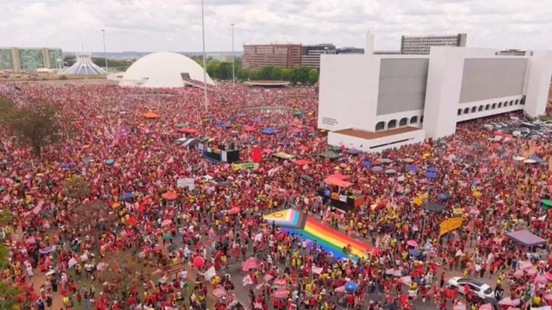 Movilización en Brasilia respalda a Lula a una semana del balotaje