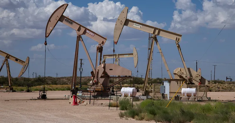 Petróleo Brent supera los US$100 por primera vez desde julio ante ataques de EE.UU. e Irán