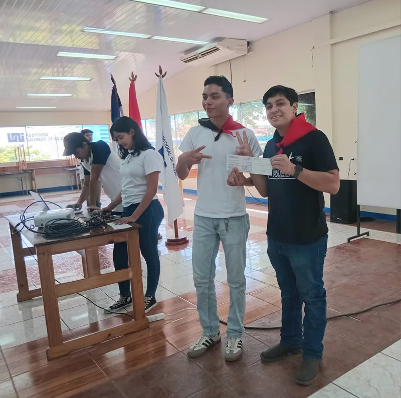 Gobierno Sandinista entrega becas a estudiantes de la UNI