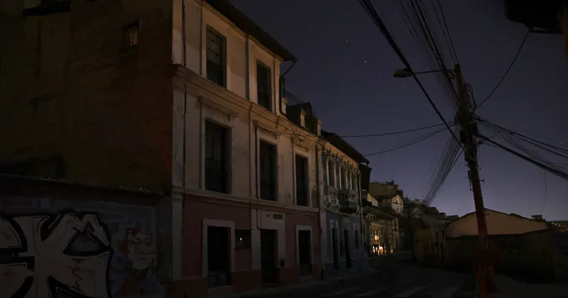 Cortes de luz en Ecuador: industrias desconectadas por varios días y apagones en hogares
