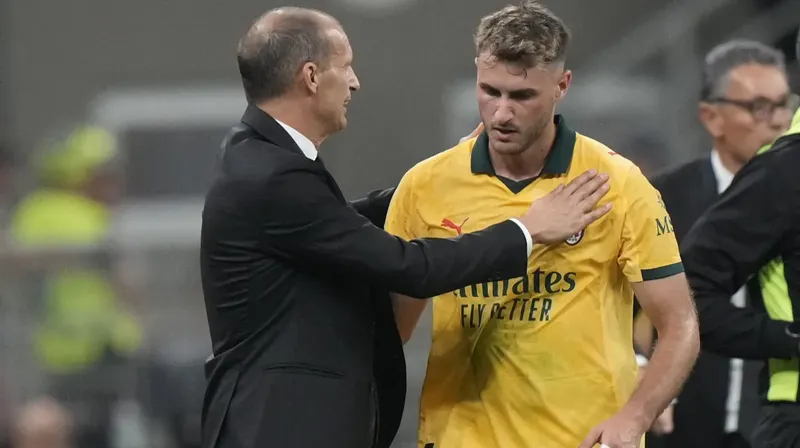 Santiago Giménez se queda sin entrenador en el Milan