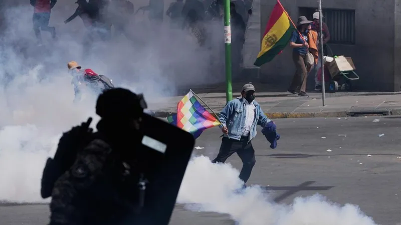 Policía Boliviana detiene a dirigente sindical por los 50 días de bloqueo en el país