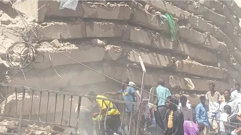 Edificio de varios pisos colapsa en Kenia: caos, robos y ambulancias apedreadas