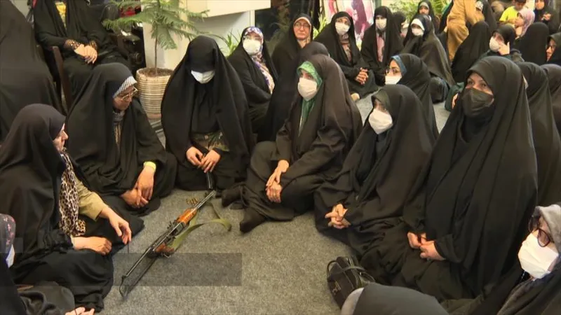 Ciudadanos iraníes aprenden uso de armas para la defensa del país