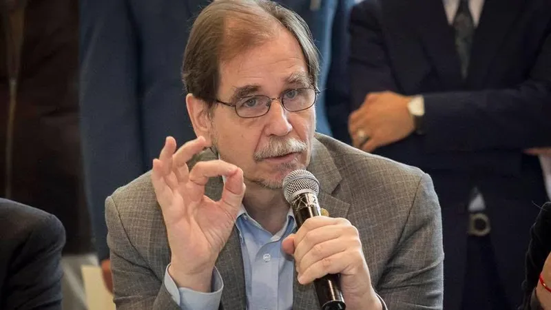 "La sensación de abandono hace que mucha gente cuestione la democracia representativa", dice político mexicano