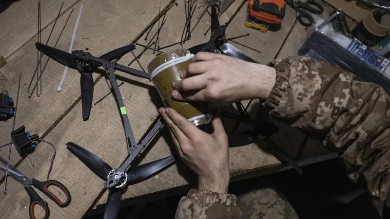 El FSB ruso frustra un ataque ucraniano a gran escala con drones FPV contra los aeródromos rusos