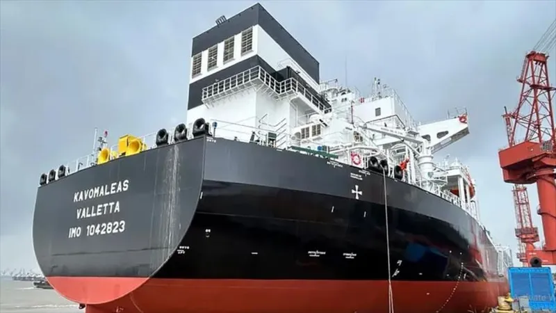 CGRI de Irán: Dos petroleros explotan al intentar cruzar Ormuz por ruta de EEUU