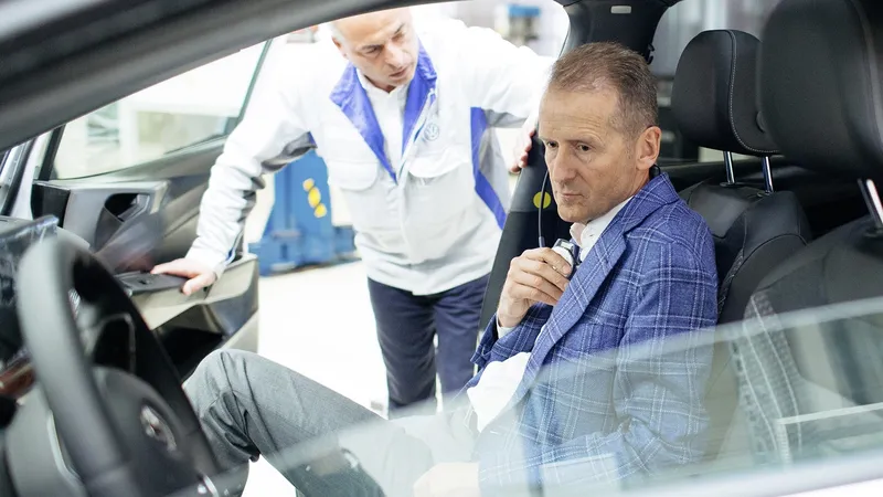 El ex CEO de Volkswagen dice que "puedes ganar 1.000€ al año" con tu coche eléctrico y por eso venderá su Ferrari a gasolina