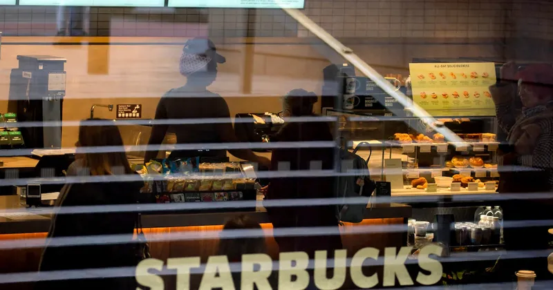 Starbucks desarrolla software con IA para reemplazar herramientas de Microsoft e IBM
