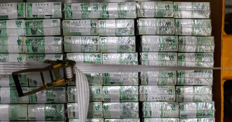 El dólar gana fuerza y borra las ganancias de las monedas emergentes en 2026