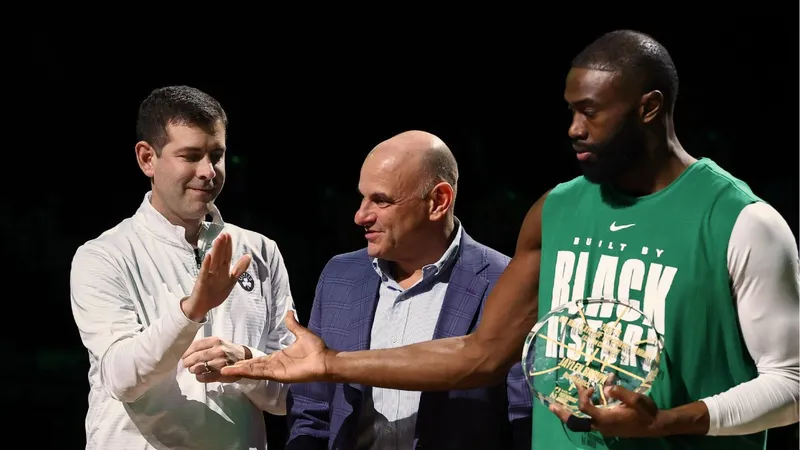 Los Celtics seguirán escuchando ofertas por Jaylen Brown