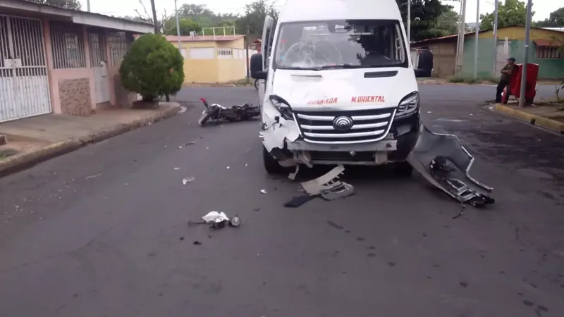 Microbús atropella y deja grave a pareja en Managua