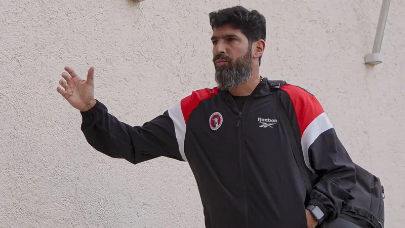 El Loco Abreu se quema las pestañas para uno de los exámenes más difíciles de su vida