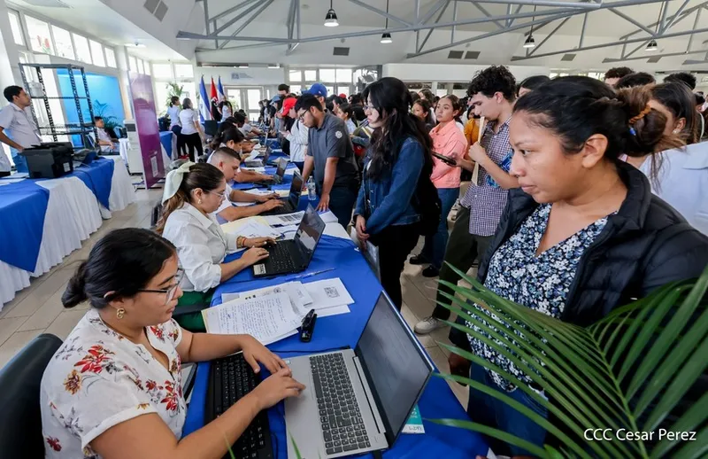 Entregan 30 mil becas universitarias Pueblo Presidente