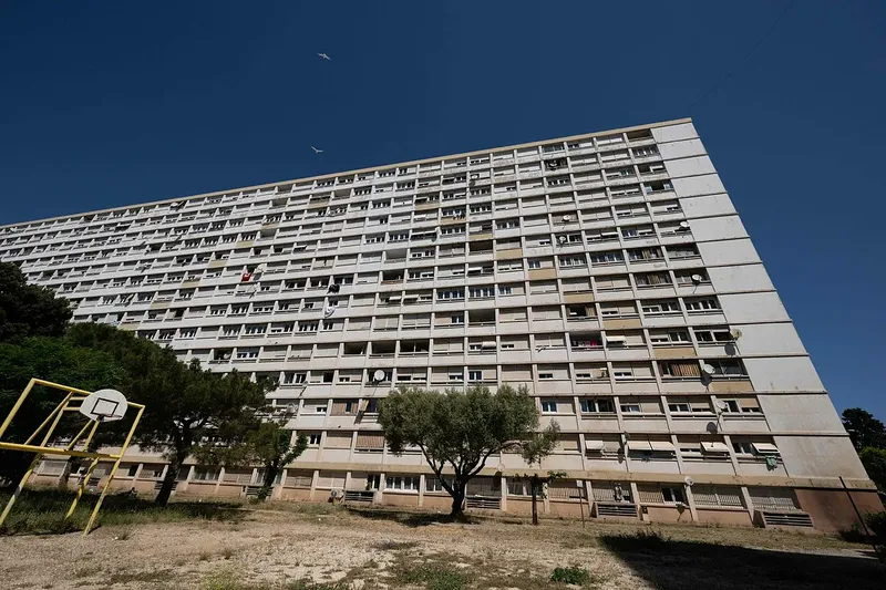 Madre se lanza desde el piso 13 con sus tres hijos en Francia