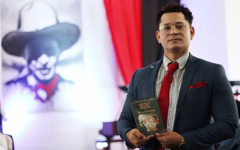 Escritor Magdiel Guevara presenta su libro “América, Estirpe, Némesis y Antagonismo”