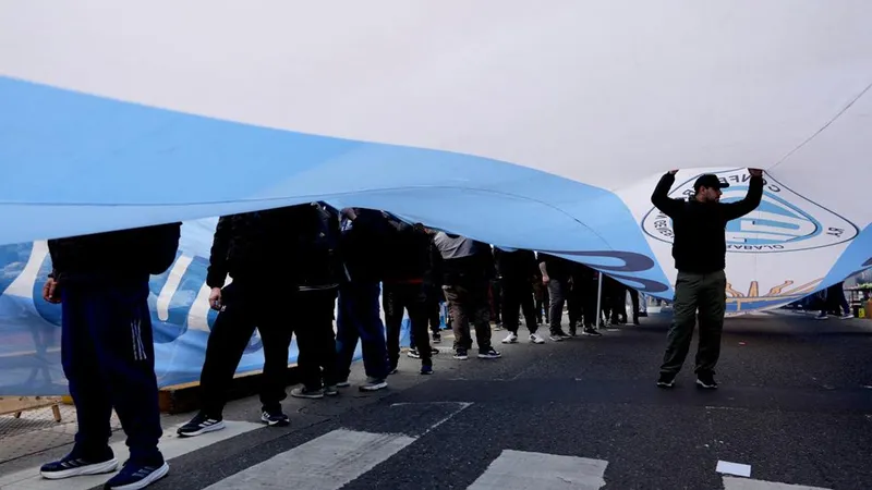 "La gente no llega a fin de mes": miles de endeudados marchan en Argentina ante la histórica mora crediticia