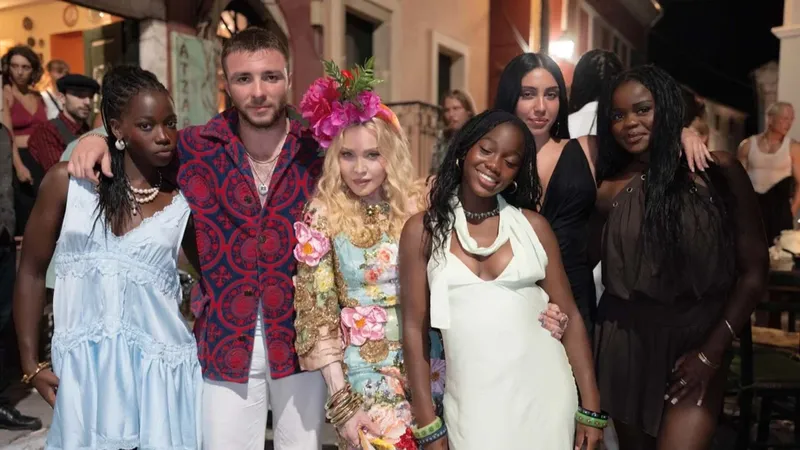 Madonna celebra su cumpleaños en Grecia y rodeada del amor de sus hijos