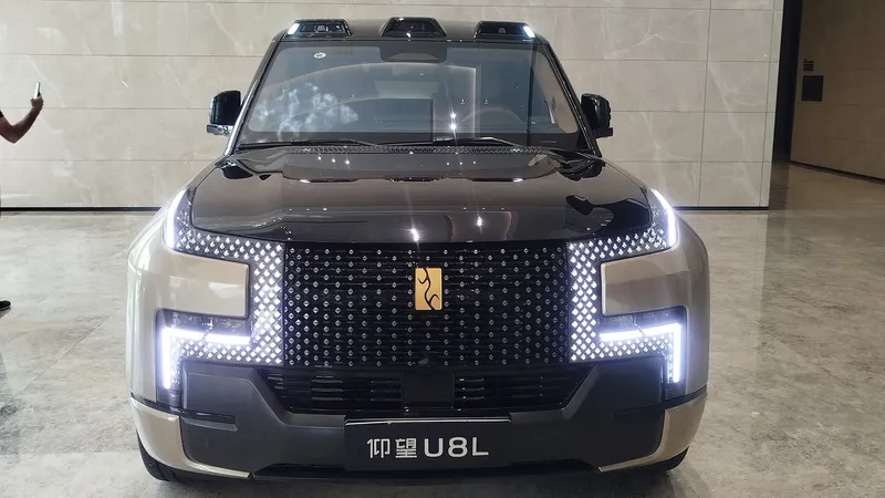 Híbrido, todoterreno, con 1.200 CV, y más de 1.100 km de autonomía: así es el caro titán de lujo con 6 plazas que he visto en China
