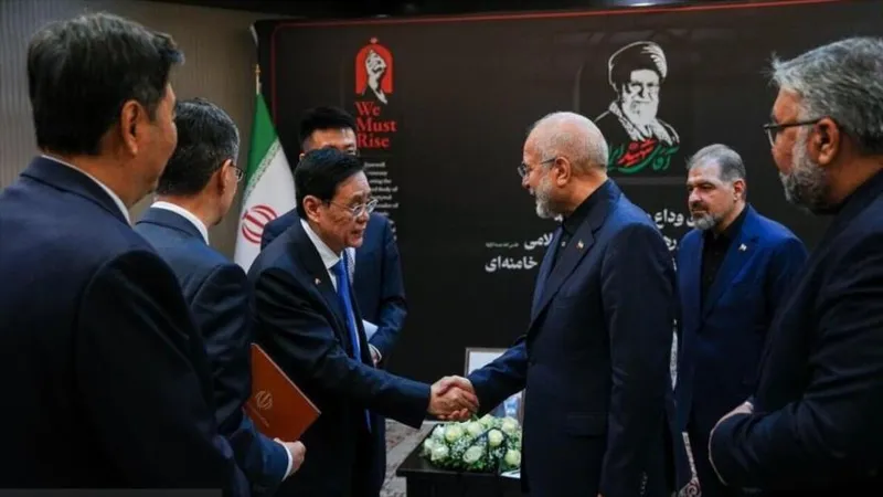 Pekín reafirma su compromiso de reforzar los lazos estratégicos con Irán