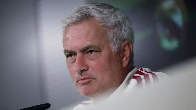 Mourinho cancela la rueda de prensa: "Quiero estar ante Sevilla y Barça"
